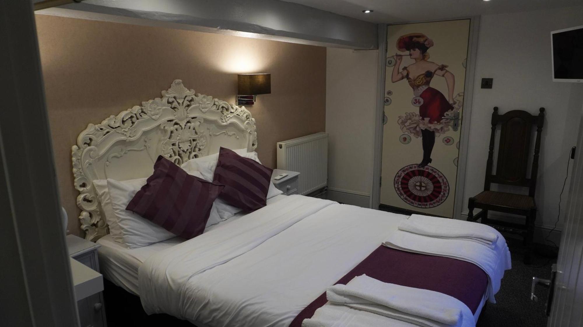 The Bell Shifnal Hotel ภายนอก รูปภาพ