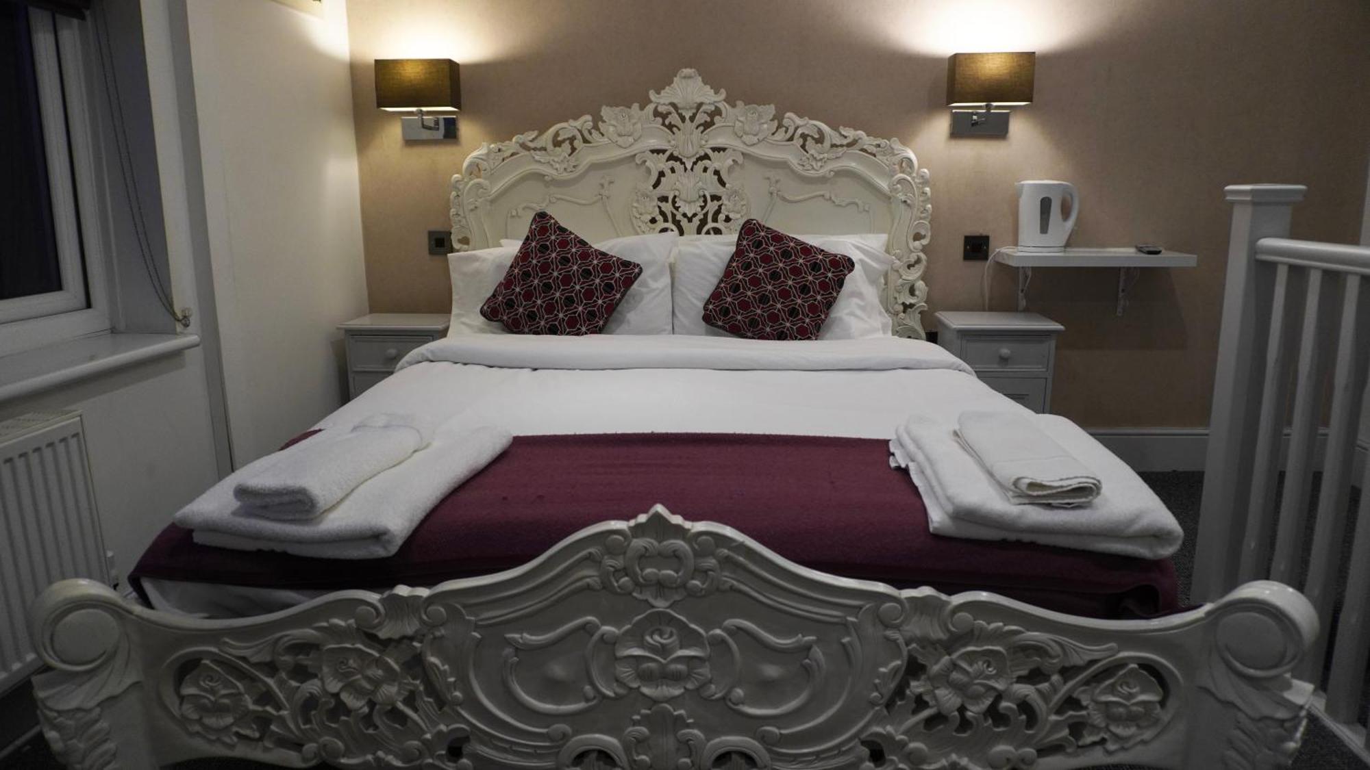 The Bell Shifnal Hotel ภายนอก รูปภาพ